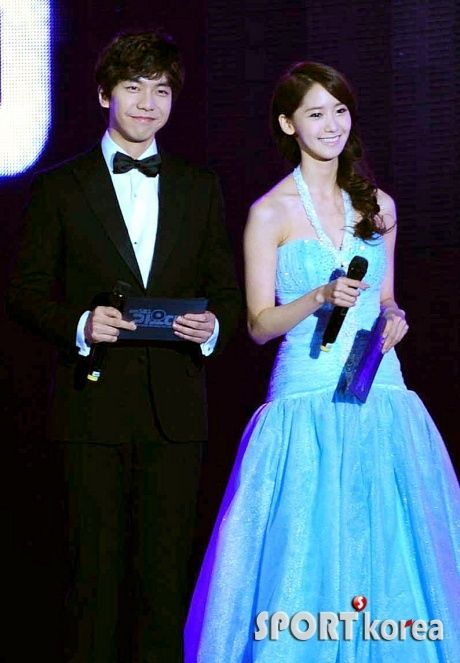 YOONA Y LEE SEUNG GI NOVIOS